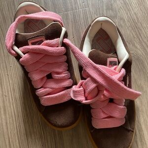 Puma Brown Suede Low-Top Sneakers with Pink Laces
